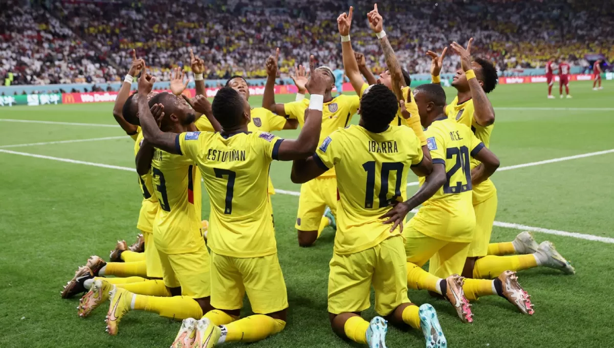 CELEBRACIÓN. Los jugadores de Ecuador festejan el gol de Enner Valencia ante Qatar.