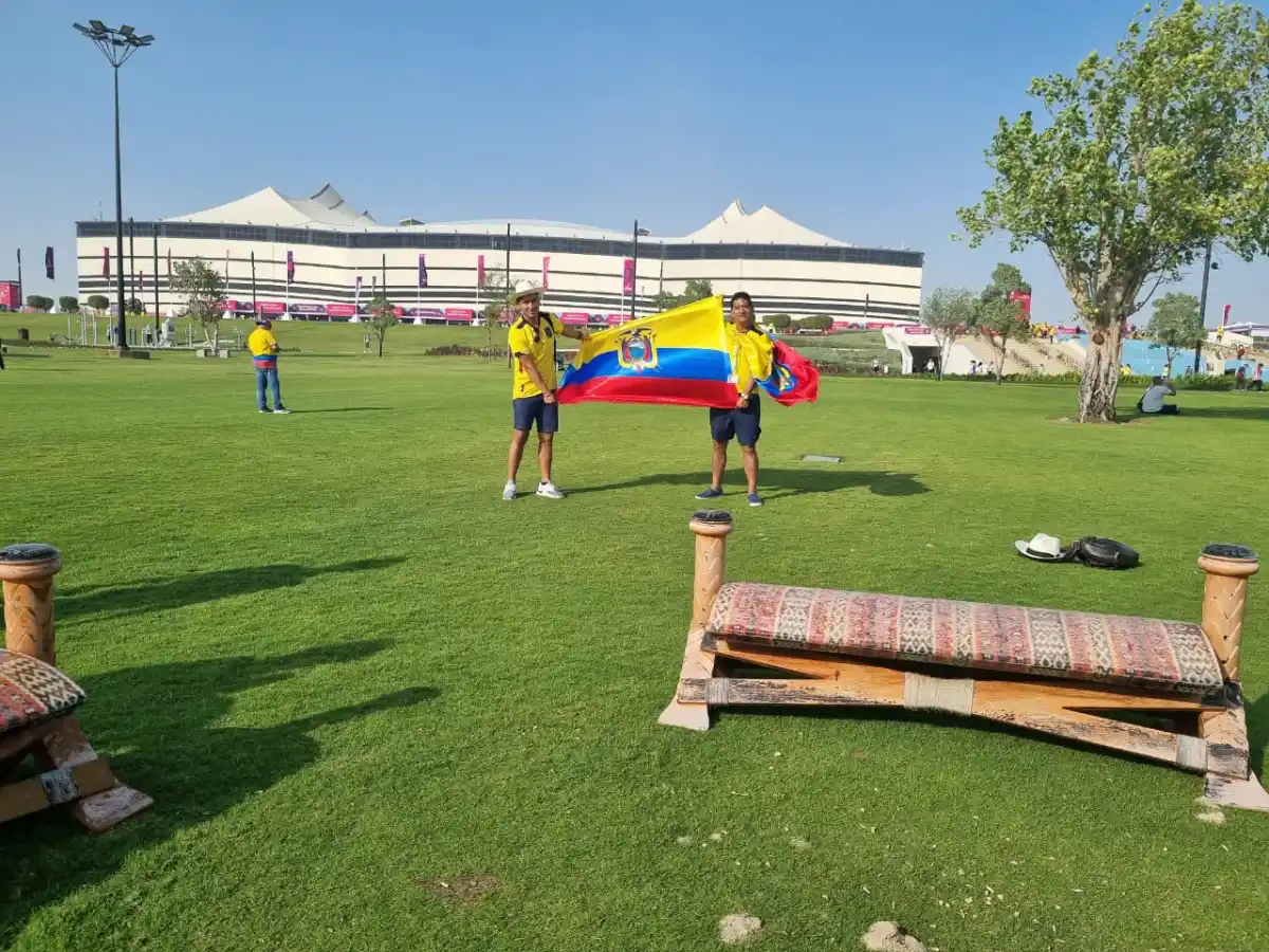 Los hinchas fuera del estadio. 