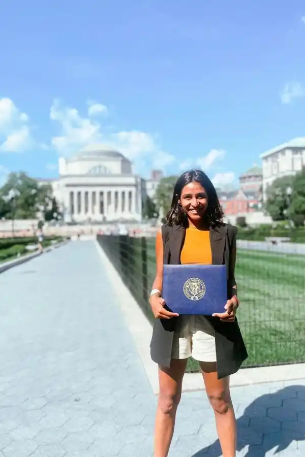 CERTIFICADO. Inés, con el diploma por la capacitación en Obama Scholas instagram@inepalacios