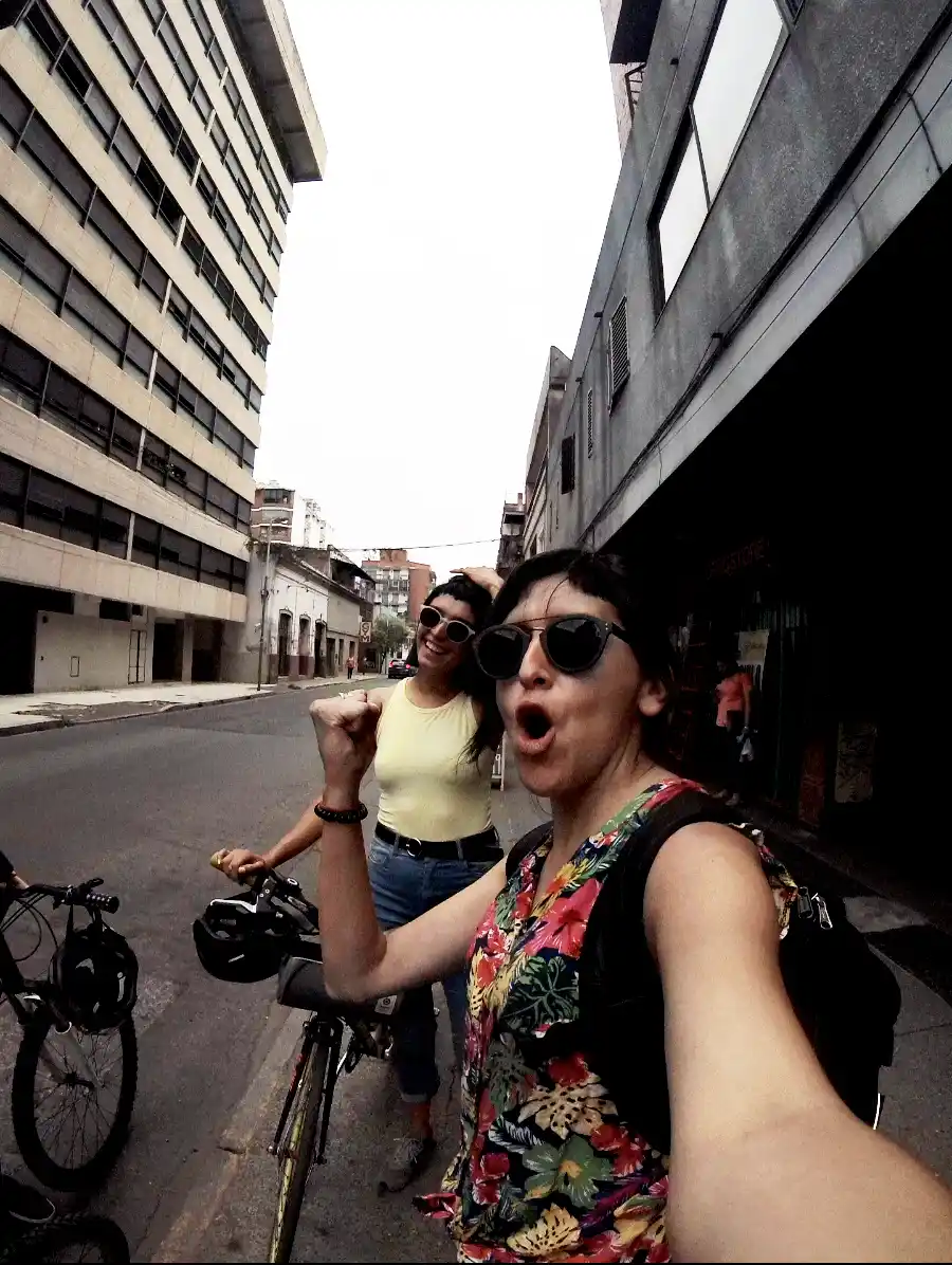 REFERENTES. Juliana González y Pía Monachesi, ambas de MetaBici Tucumán, guiaron el recorrido por el microcentro.  