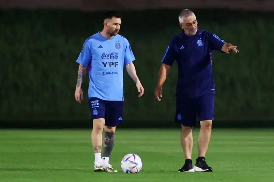 EN QATAR. Lionel Messi y sus compañeros lucieron la nueva ropa de entrenamientos de la Selección con el sponsor de Binance.