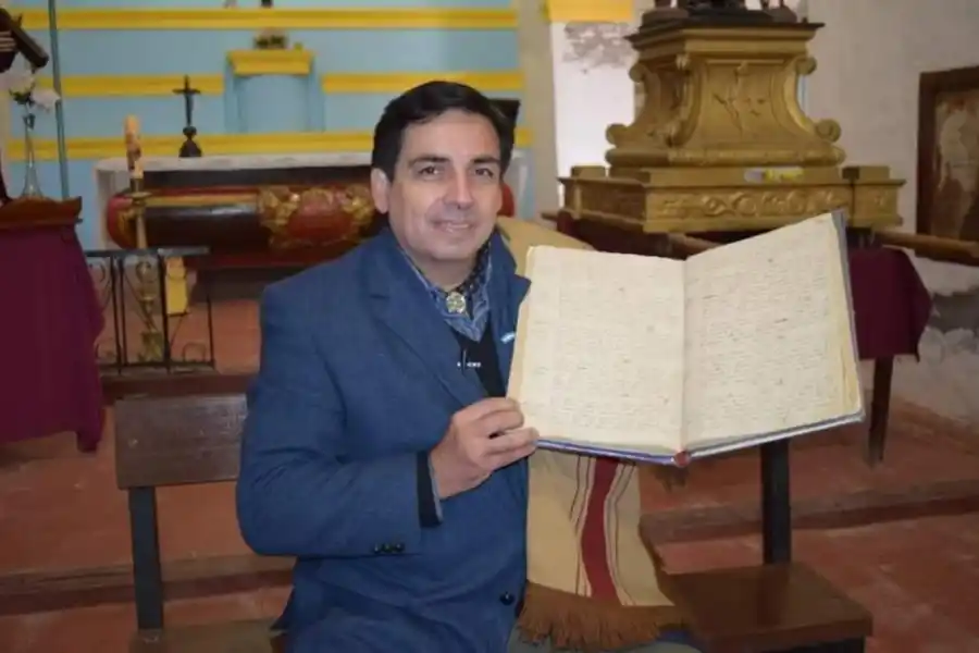 EL ACTA. El autor de la nota, con el Libro de Bautismos.