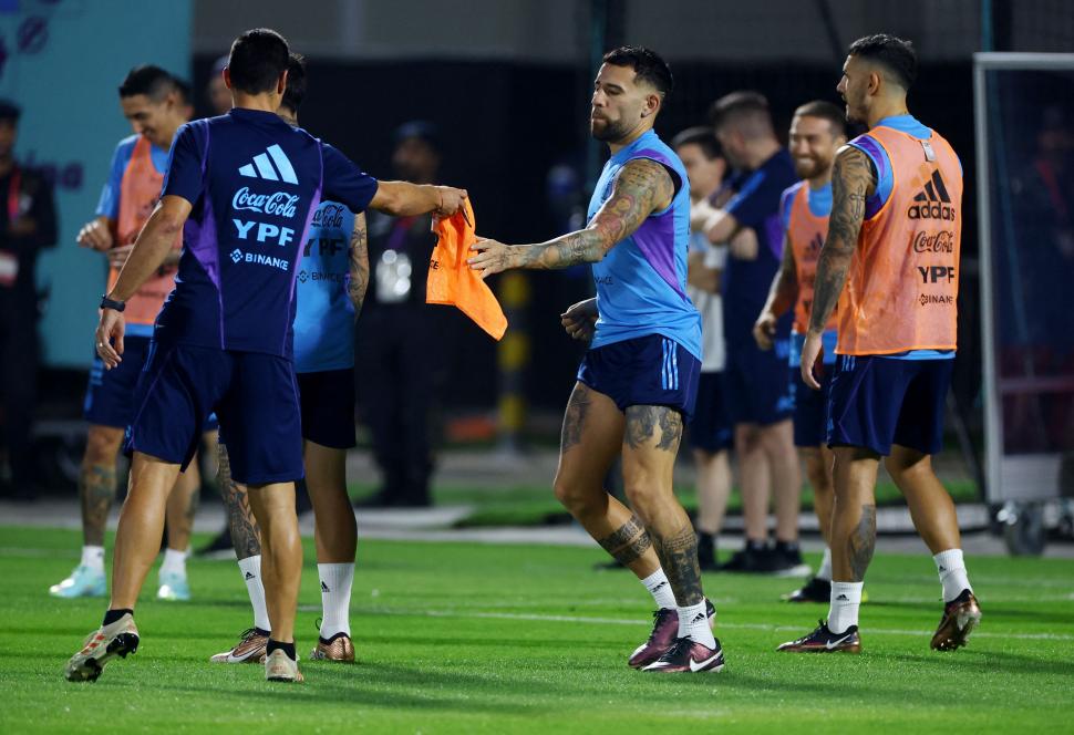 CON LA CAMISETA DE TITULAR. Nicolás Otamendi será uno de los marcadores centrales en el debut mundialista del martes frente a Arabia Saudita. reuters