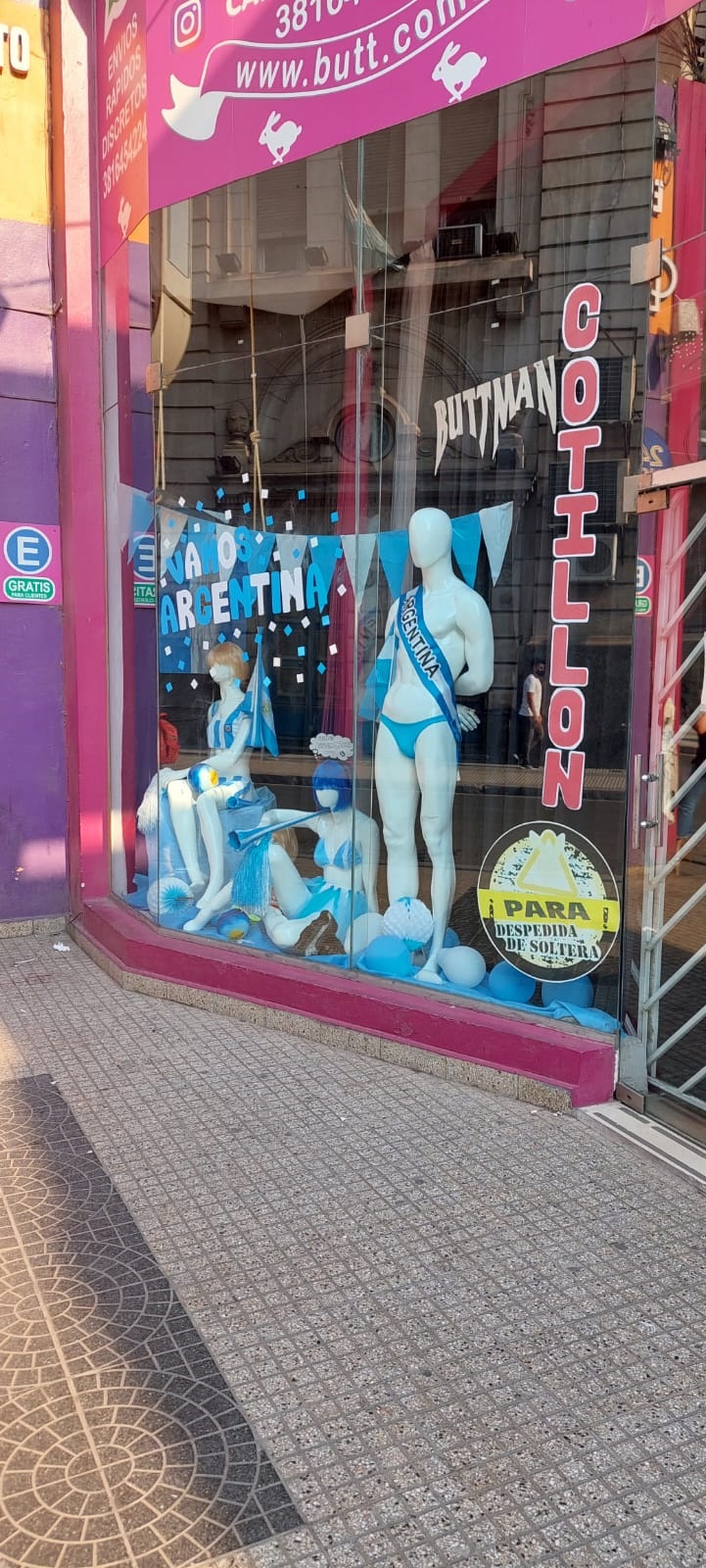 MOVIMIENTO. Los sex schops también se volcaron a la fiebre mundialista ofreciendo productos especiales.
