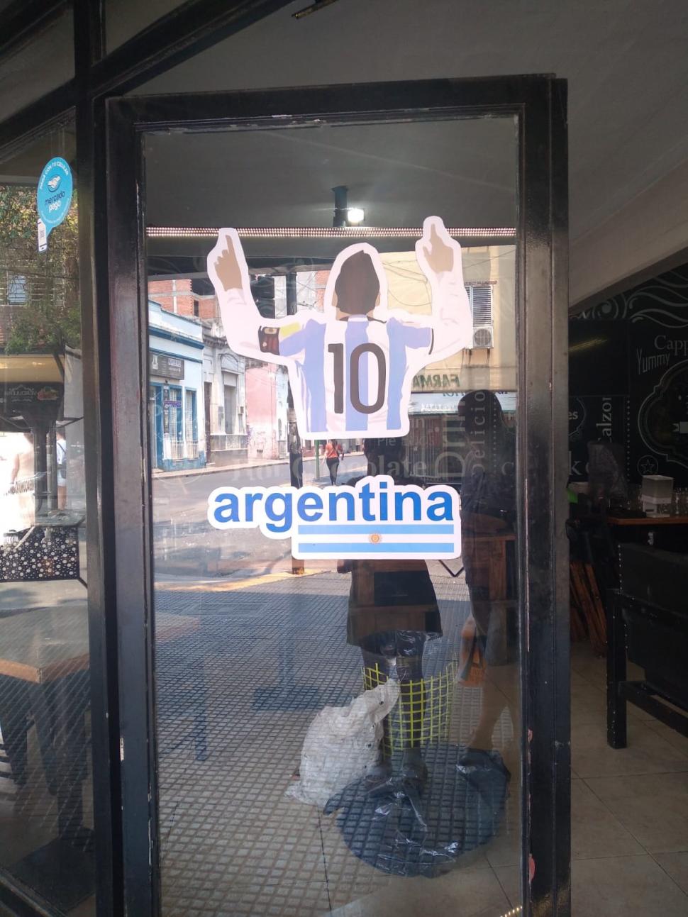 DECORADOS ESPECIALES. Los bares también comenzaron a decorar sus salones para atrapar a sus clientes.