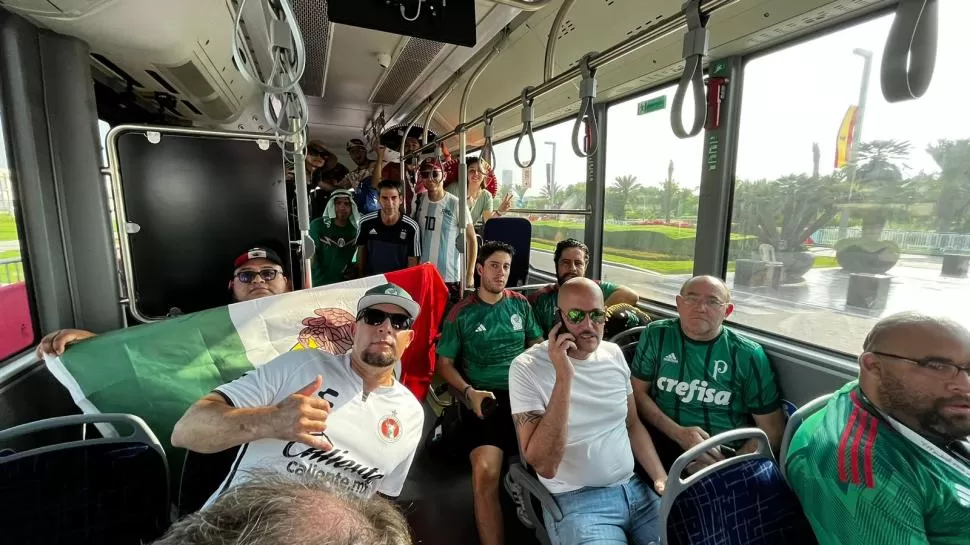 FUERON MAYORÍA. Un bus que trasladó a hinchas al Fanfestival, los mexicanos se hicieron notar y dijeron que sueñan con ganarle a la Argentina. 