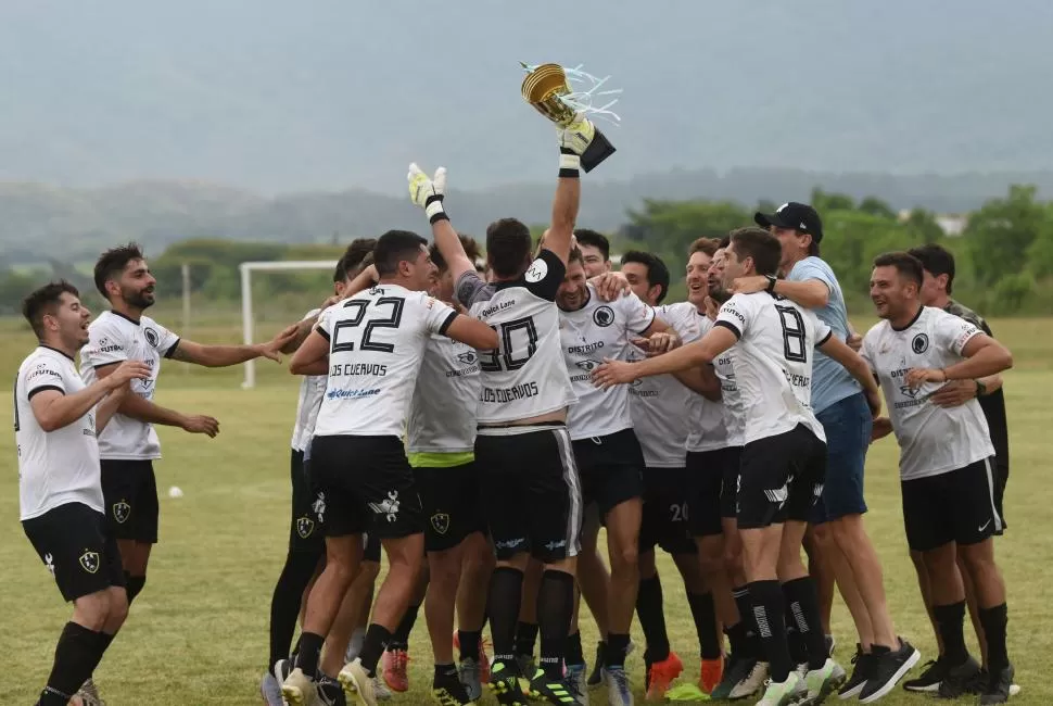 LEVANTARON VUELO. Los Cuervos festejaron con fervor el triunfo en la final de la Copa de Plata.  
