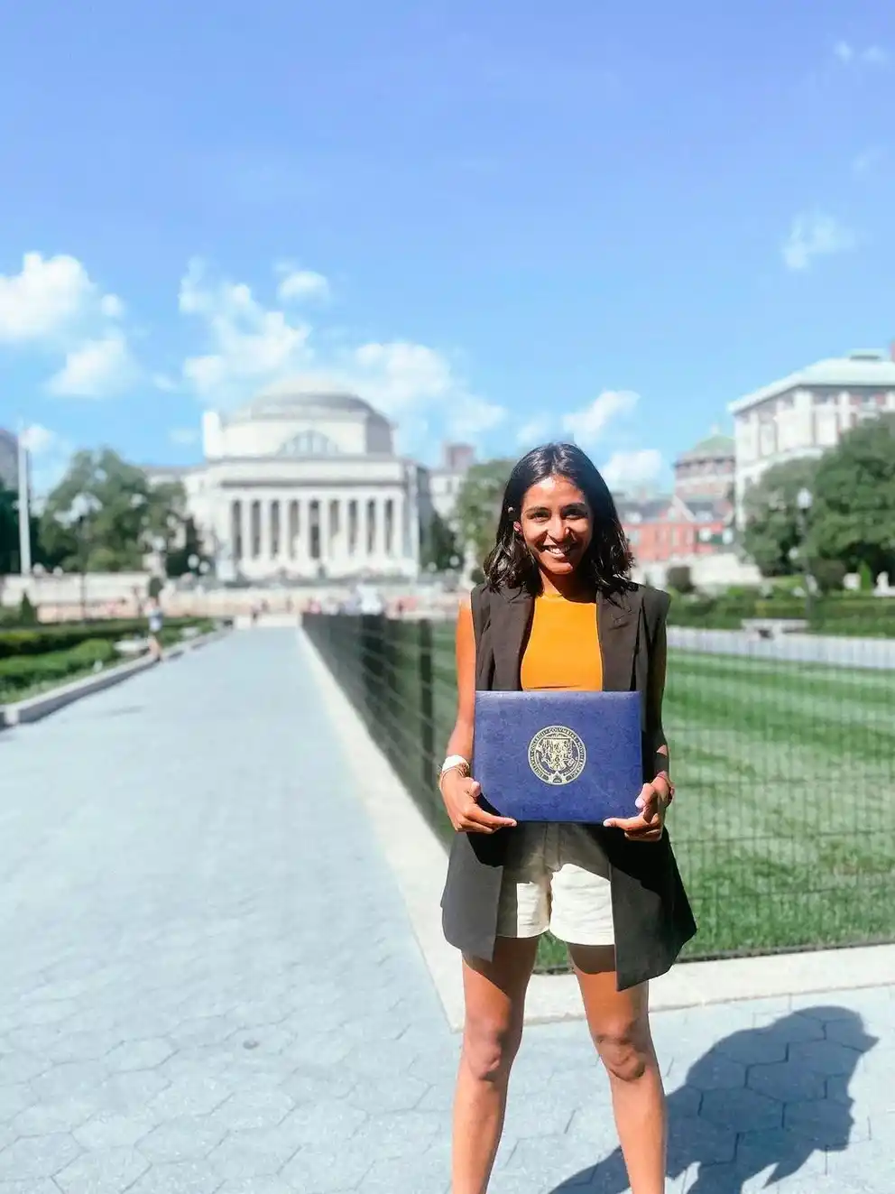 CERTIFICADO. Inés, con el diploma por la capacitación en Obama Scholas instagram@inepalacios