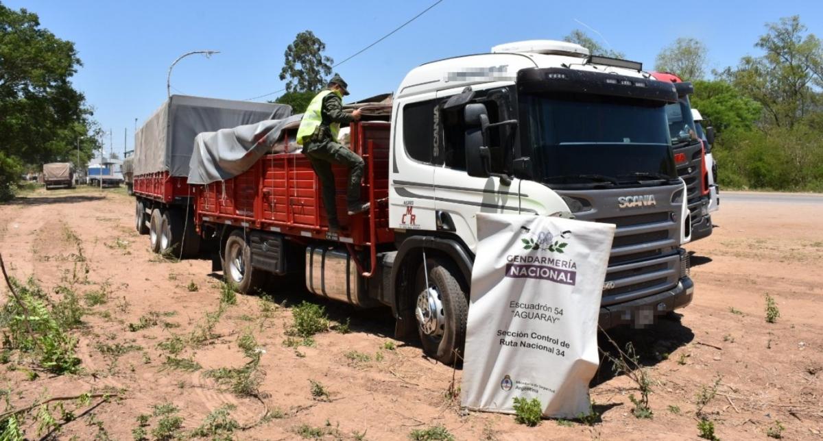 Control en la ruta: cinco camiones circulaban de Tucumán a Salta con 175.000 kilos de maíz