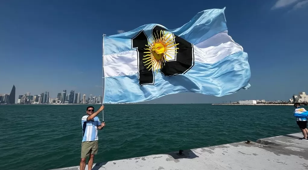 Con el banderazo, Argentina volvió a ser local en el Mundial Qatar 2022