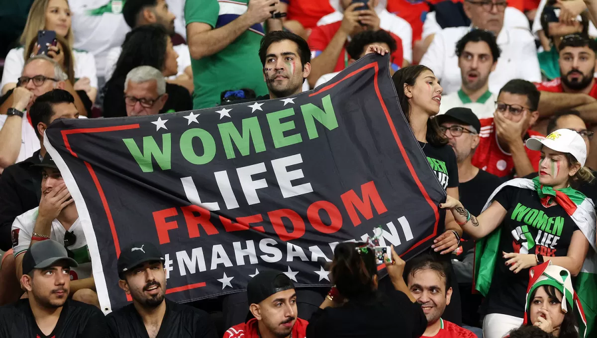 EN LAS TRIBUNAS. Simpatizantes de Irán se manifestaron en contra de la falta de derechos de las mujeres en el mundo islámico.