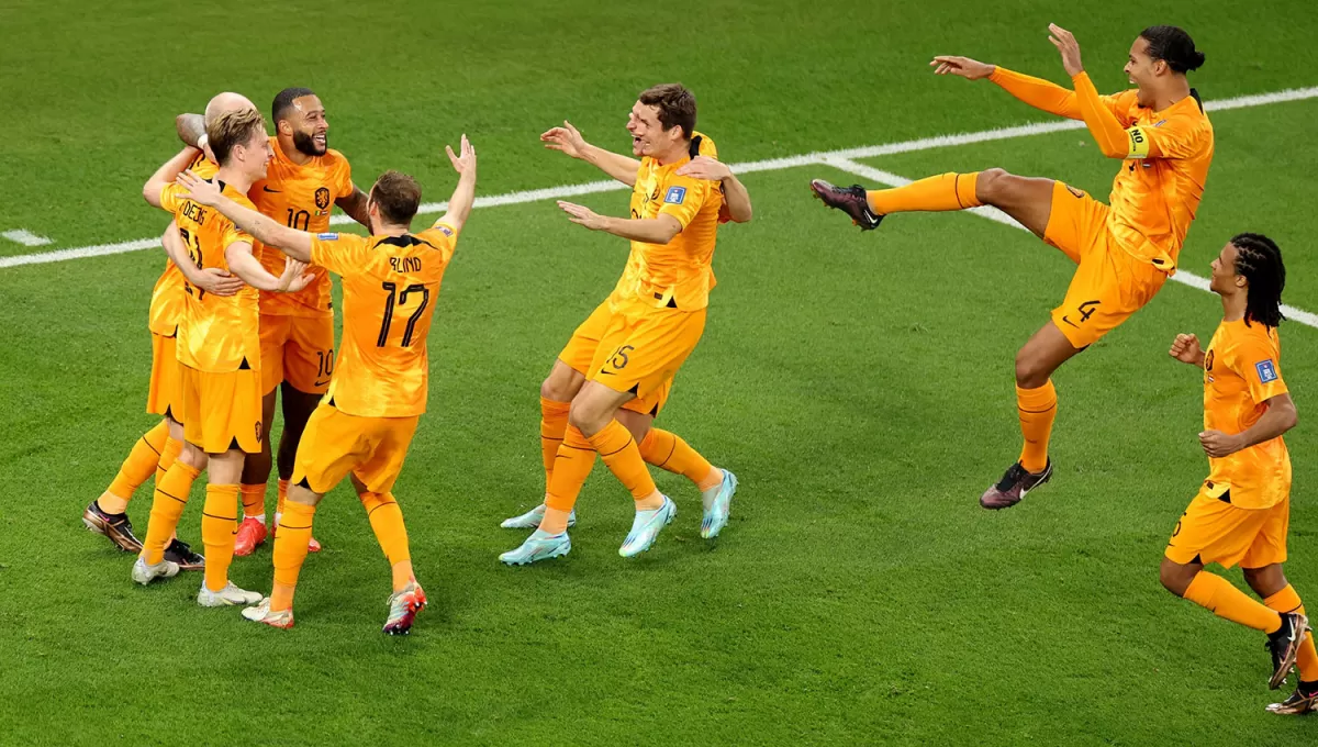 EUFORIA. Los jugadores de Países Bajos celebran el gol que selló la victoria ante Senegal.
