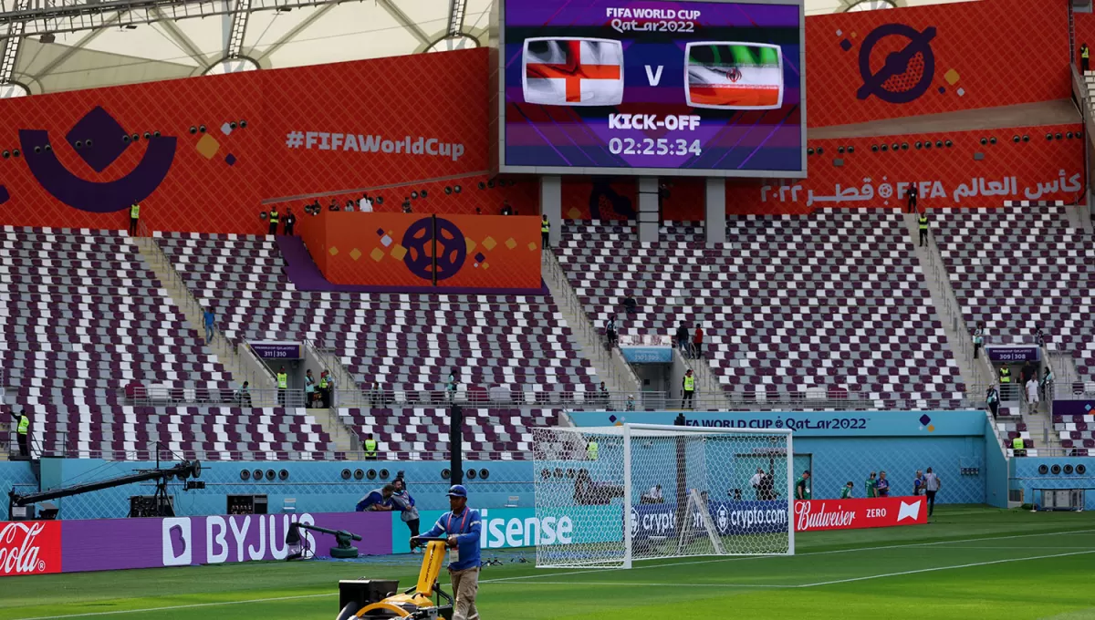 TODO LISTO. Desde muy temprano operarios alistas todo en el estadio Internacional Jalifa para el partido entre Inglaterra e Irán.