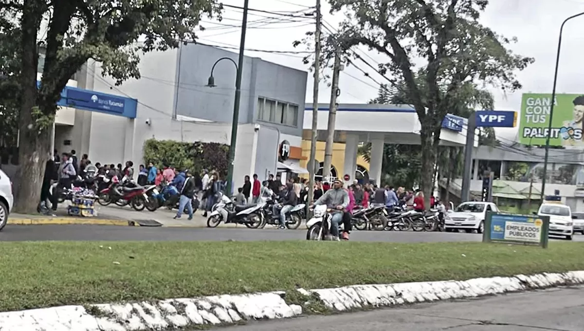 LARGAS FILAS. Beneficiarios recibieron subsidios en el marco de los comicios provinciales de 2019 gracias al sistema del decreto 125/1. Foto de ARCHIVO LA GACETA