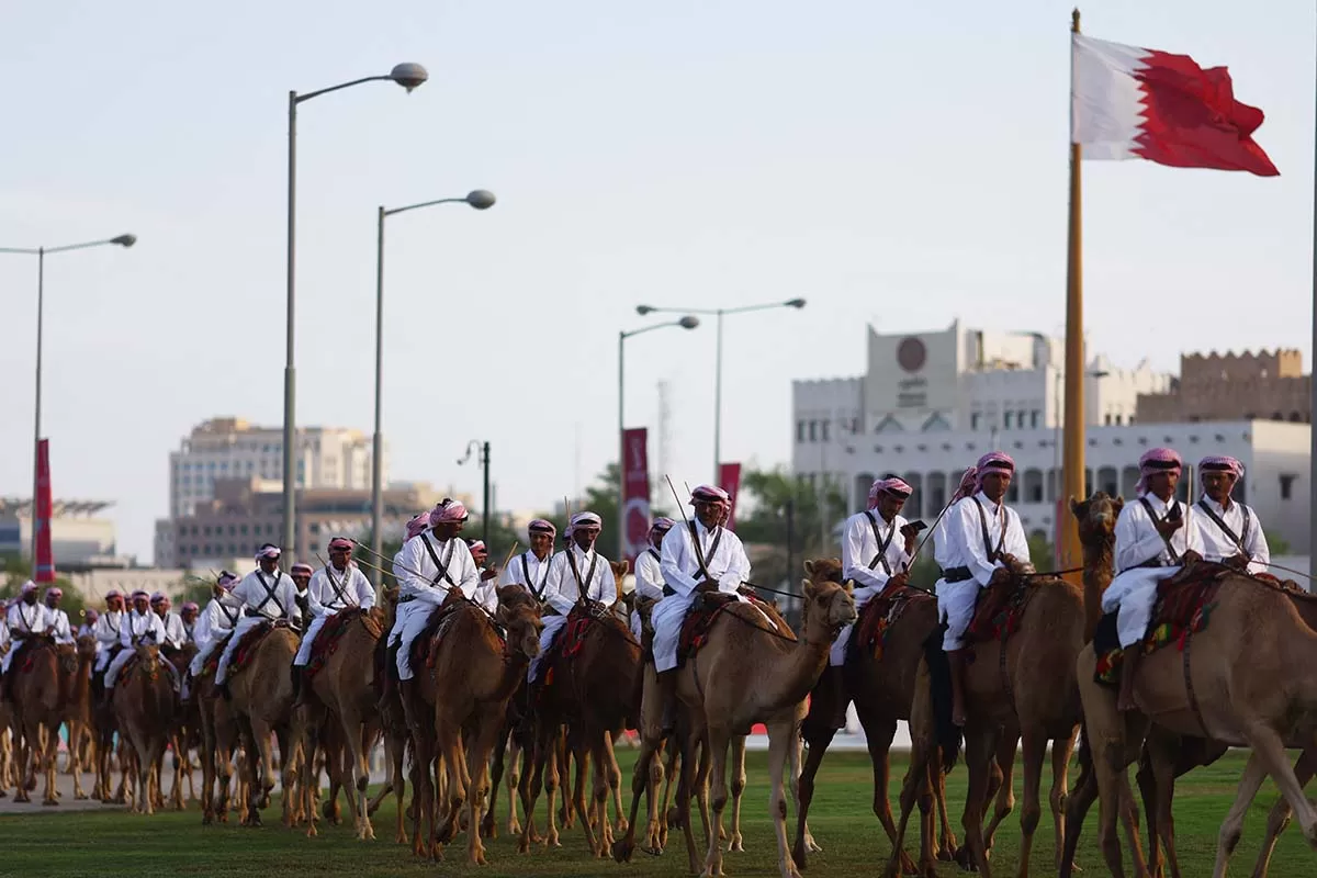 VIGILANCIA. Guardias reales en camellos patrullan en el Amiri Diwan.