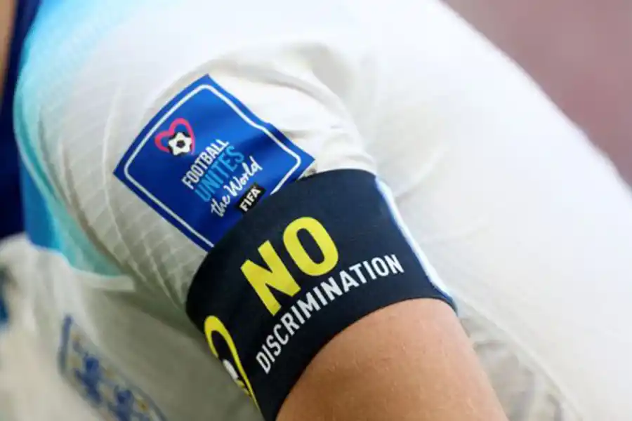 PROTESTA INGLESA. Harry Kane y un brazalete en contra de la discriminación.