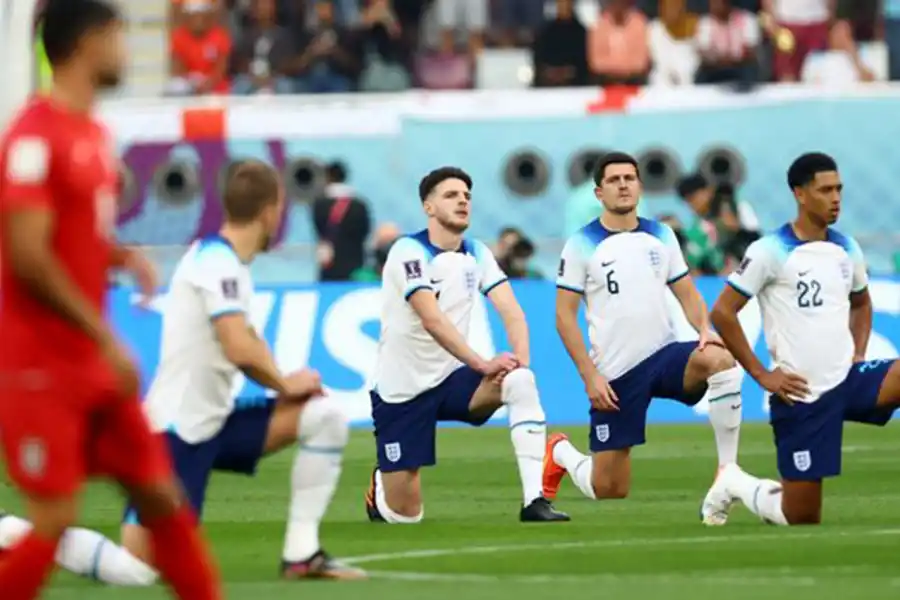 RODILLA AL PISO. Los jugadores de la Selección de Inglaterra se manifestaron en contra de la discriminación que se vive en Qatar.