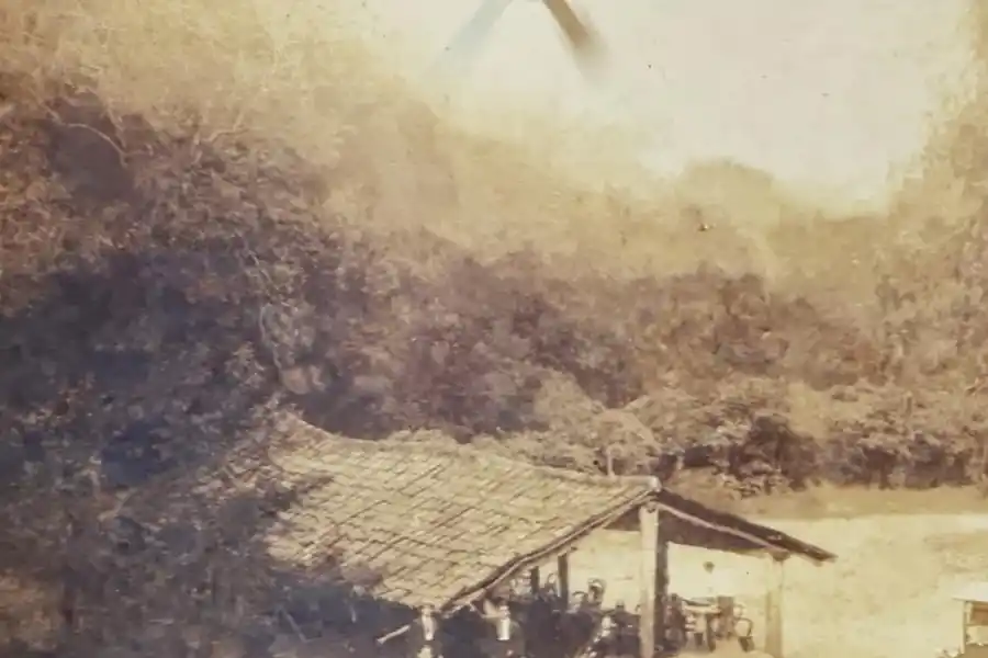 ANTIGUA EDIFICACIÓN. La foto muestra la precaria construcción donde los comensales eran atendidos por la familia Salvatierra. 