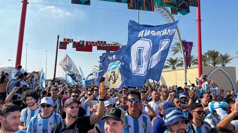 EN MANADA. El avance de la legión de hinchas argentinos fue espectacular. Con tal de ganar la Copa, prometen de todo. 