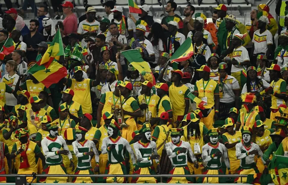 HICIERON RUIDO. Los simpatizantes de Senegal, con sus instrumentos, ganaron el duelo en las tribunas.