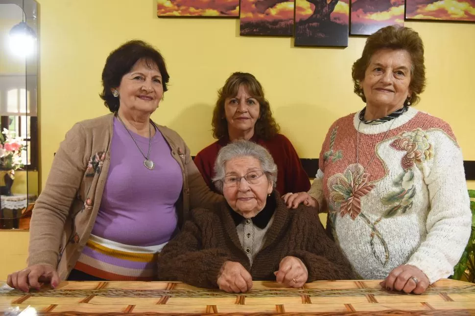 RETRATO. Victoria a punto de llegar al siglo junto a sus hijas.