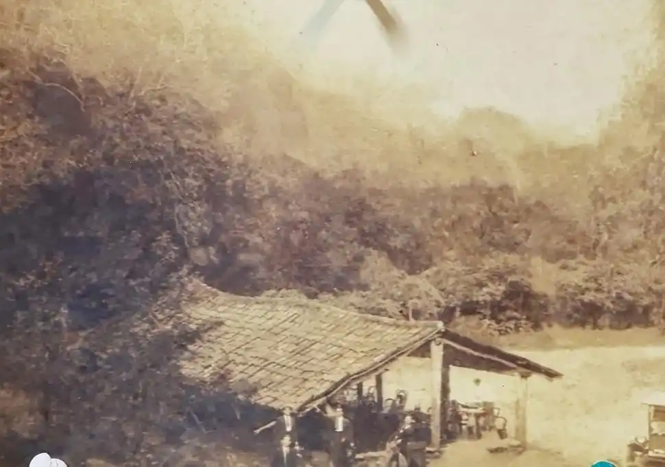 ANTIGUA EDIFICACIÓN. La foto muestra la precaria construcción donde los comensales eran atendidos por la familia Salvatierra. 