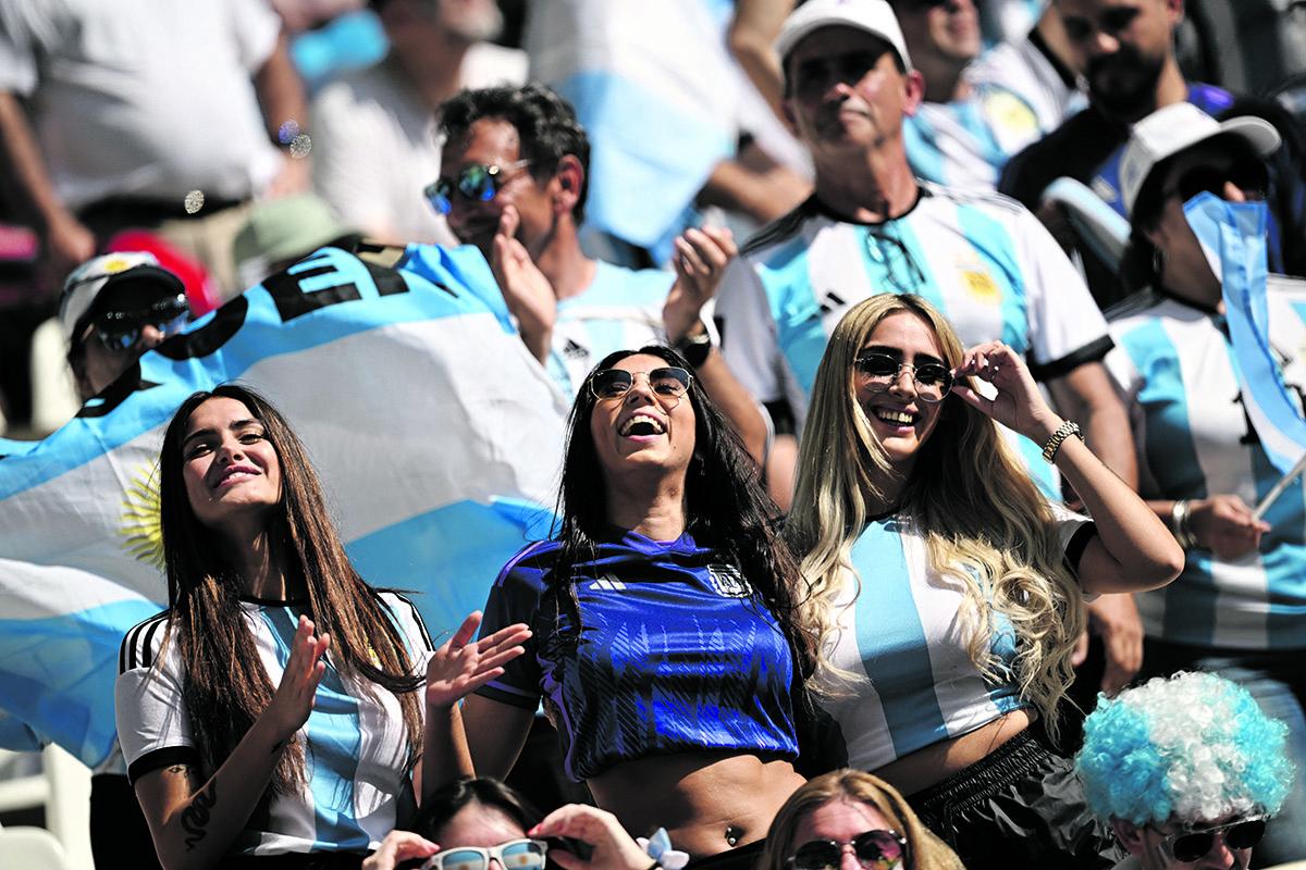 ACOMPAÑAMIENTO. Un porcentaje mayoritario de los hinchas que asistieron al estadio Lusail fueron albicelestes.