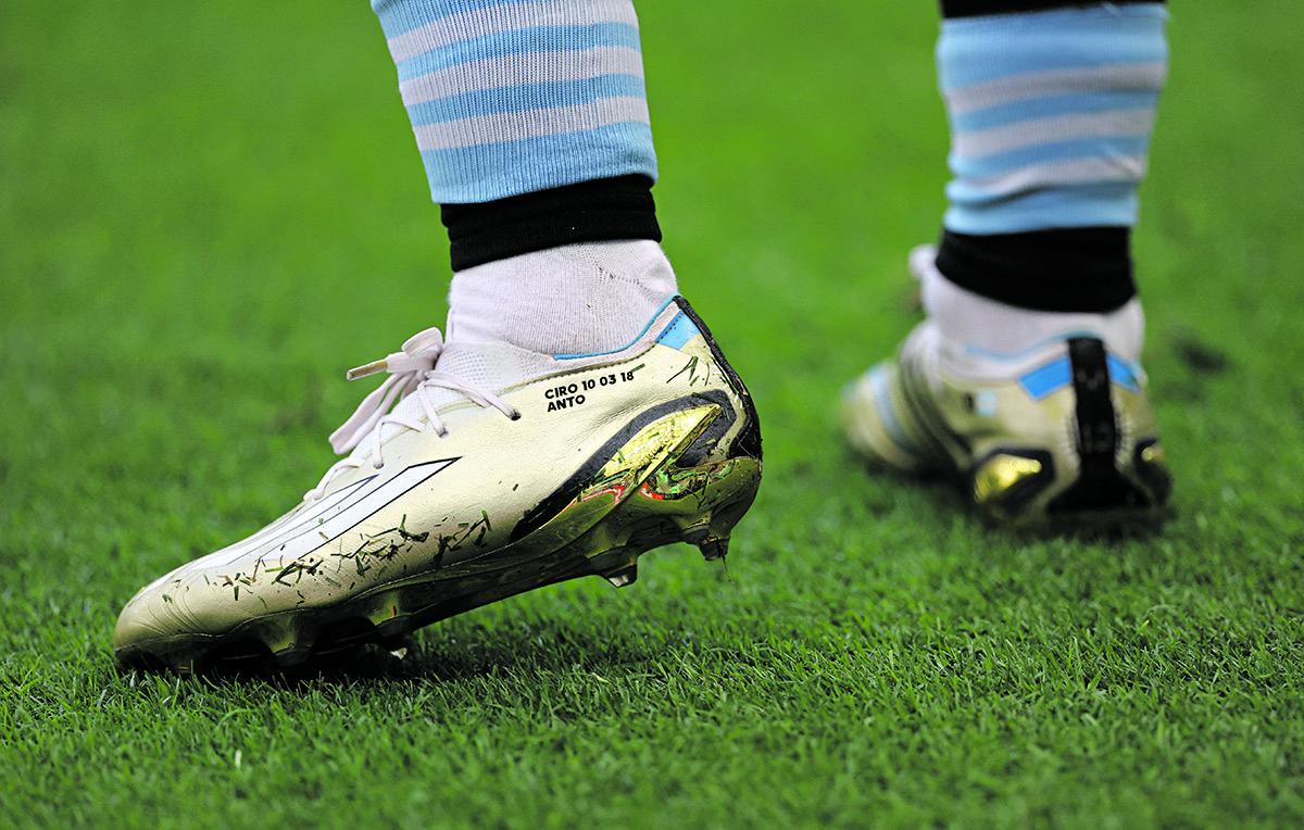 ÚNICOS. Los botines de Lionel Messi, dedicados a su mujer y a sus hijos.