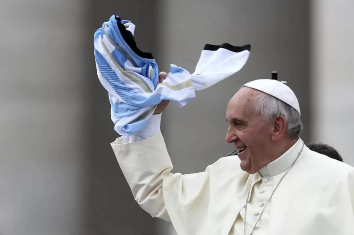El Papa Francisco, con una camiseta argentina.