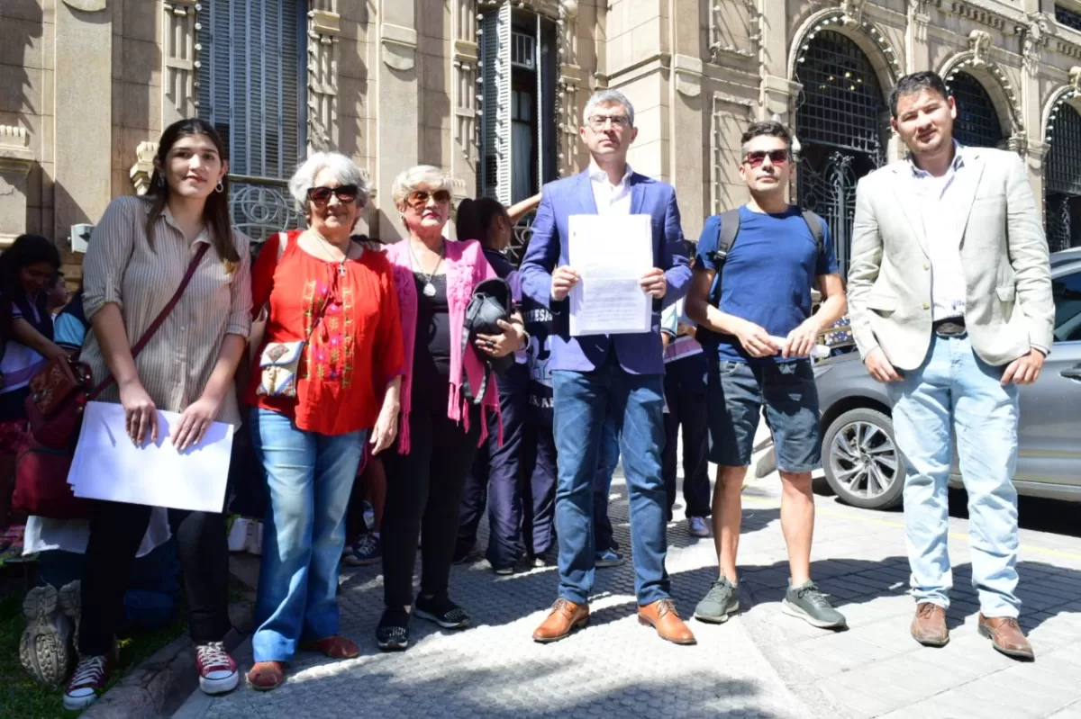 FRENTE A LA CASA DE GOBIERNO. Vecinos pidieron más seguridad en seis barrios. Foto de prensa José Canelada