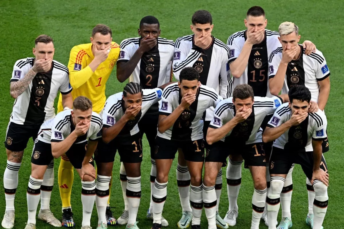 Los jugadores de Alemania se taparon la boca en modo de protesta.