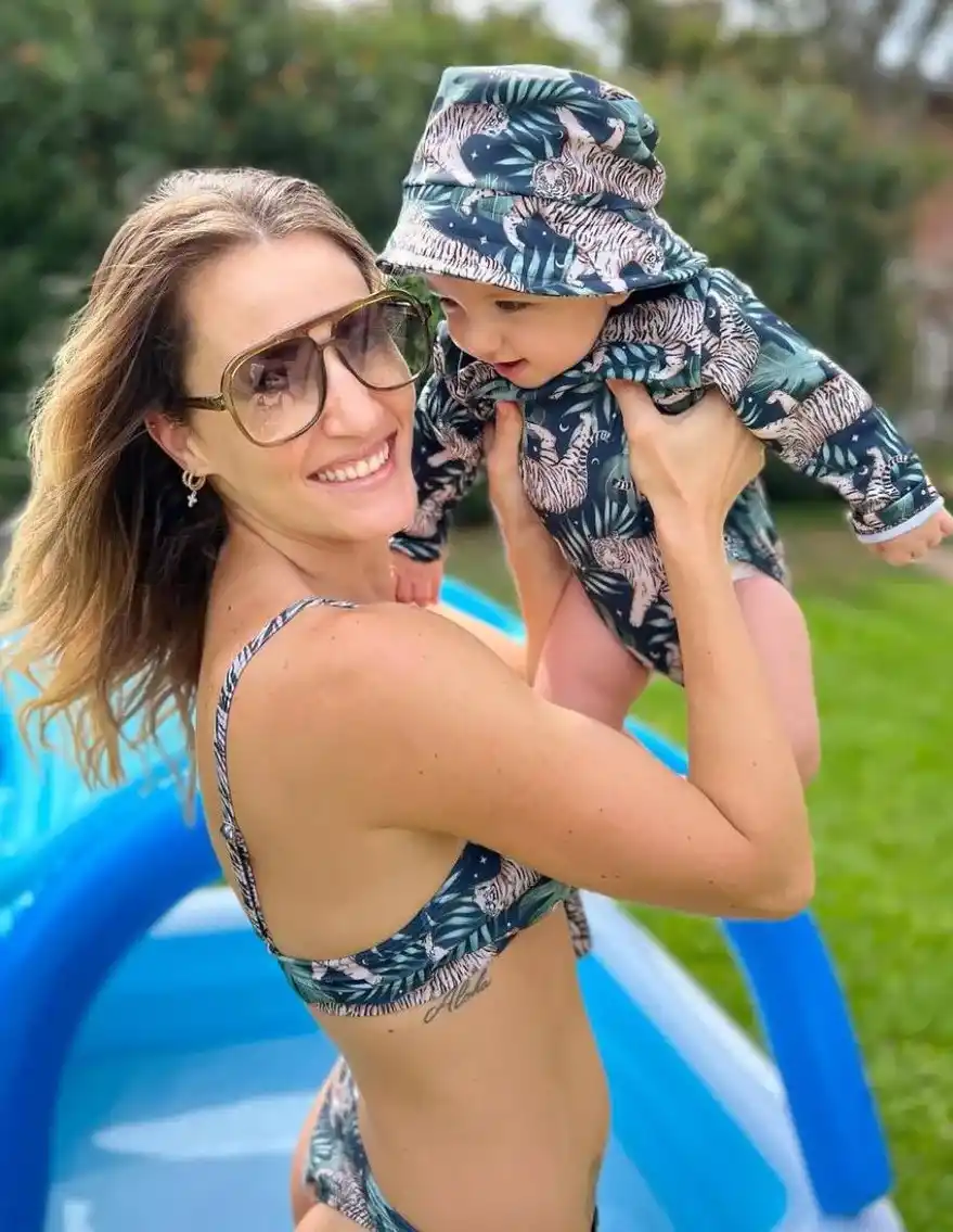 Mica Viciconte subió una foto con su hijo y un extraño reflejo en la imagen llamó la atención