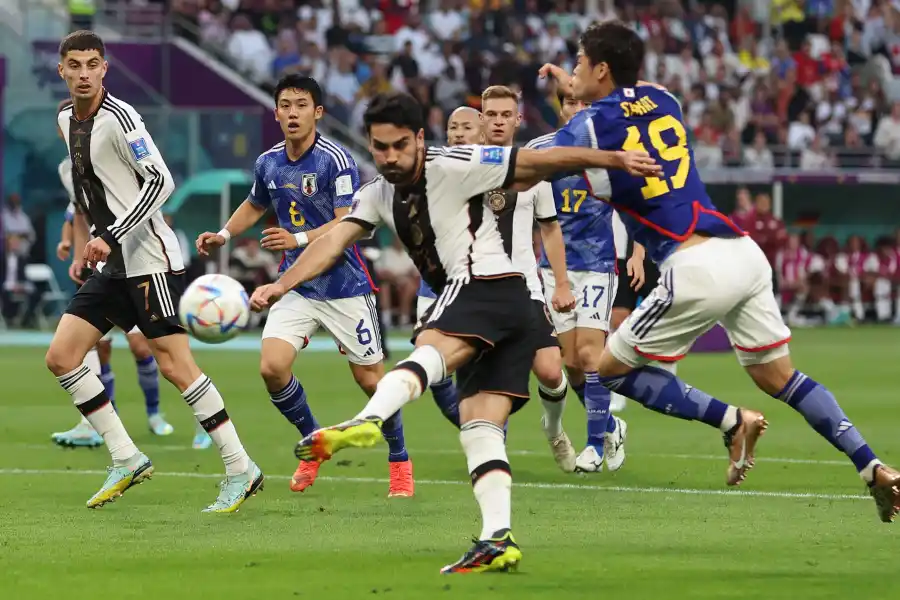 PRUEBA. Ilkay Gundogan remata al arco en el partido entre Alemania y Japón por el Mundial Qatar 2022.