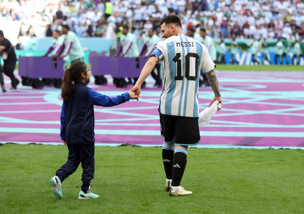 SUEÑO CUMPLIDO. Una niña tuvo el privilegio de que Messi la llevara de la mano.