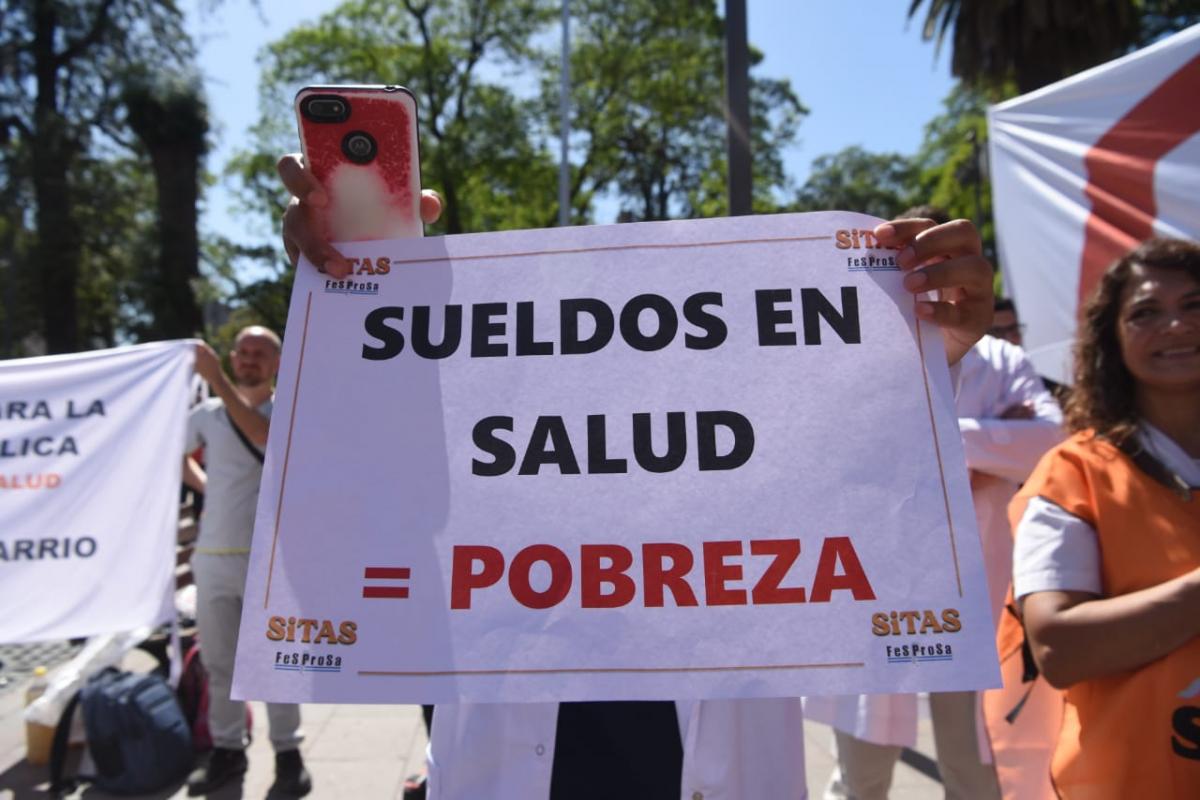 PROTESTA SALARIAL. Trabajadores autoconvocados de la salud concretaron un reclamo en la plaza Independencia. Fotos de LA GACETA / Por Franco Vera