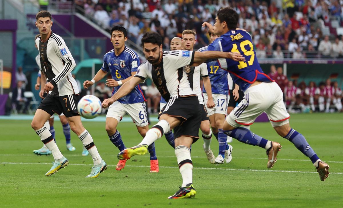 PRUEBA. Ilkay Gundogan remata al arco en el partido entre Alemania y Japón por el Mundial Qatar 2022.