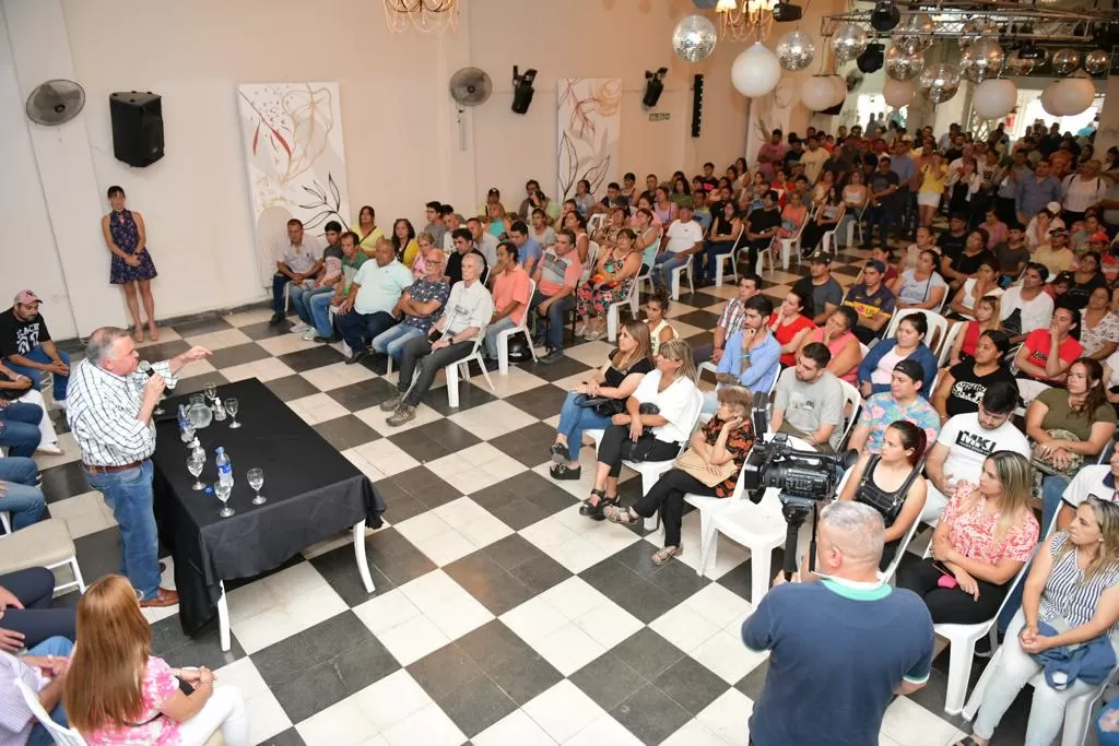 EN SAN PABLO. El gobernador Jaldo dialoga con dirigentes que apoyan la fórmula del PJ. Foto de Prensa Gobernación