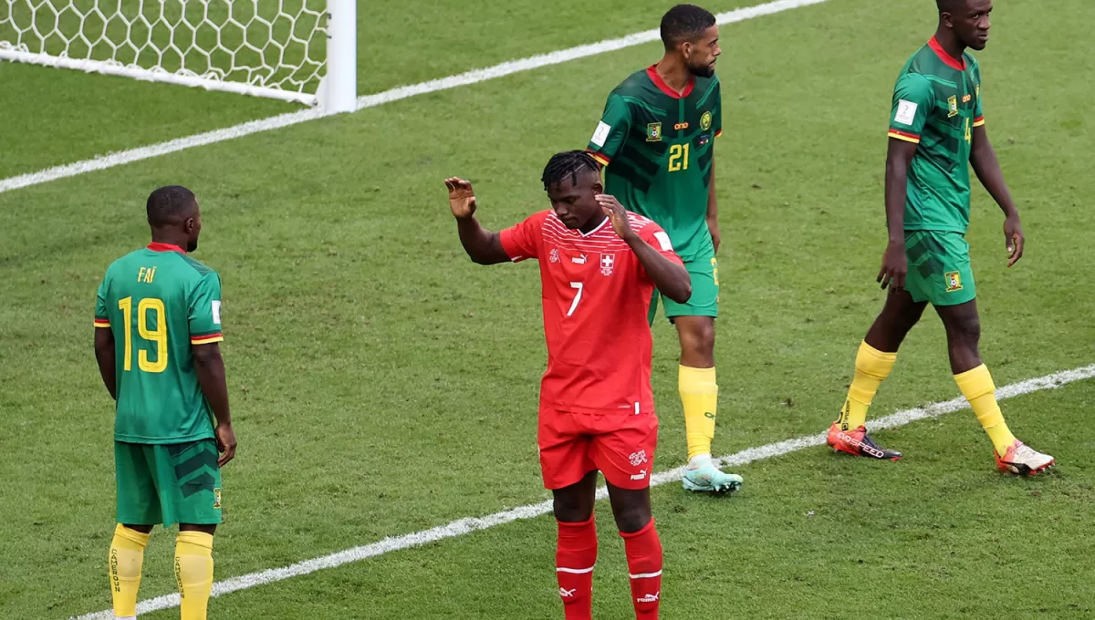 SIN FESTEJO. Breel Embolo no celebró el gol con el que Suiza le gana a Camerún. 