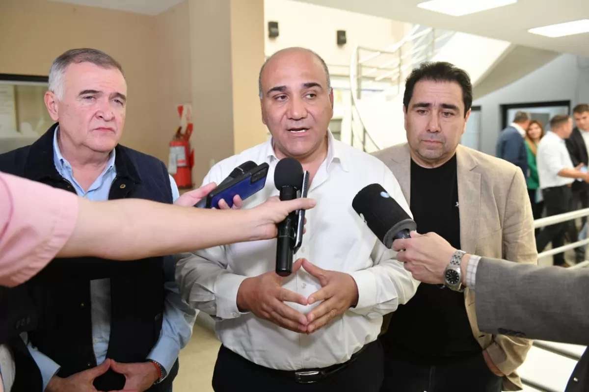 REFERENTES DEL PJ. Juan Manzur, junto al gobernador Osvaldo Jaldo y al presidente subrogante de la Legislatura, Sergio Mansilla. Foto de Twitter @JuanManzurOK