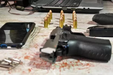 Asalto comando en Yerba Buena: tres detenidos y secuestro de dinero, armas y joyas