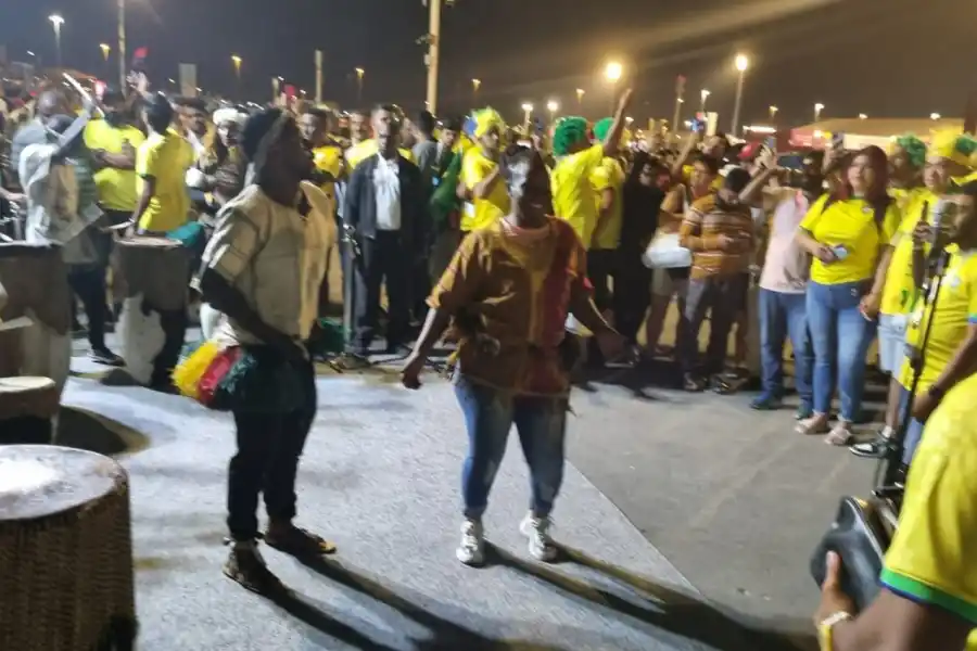 A TODO RITMO. Los fanáticos brasileños desplegaron su tradicional fiesta en las afueras del estadio.