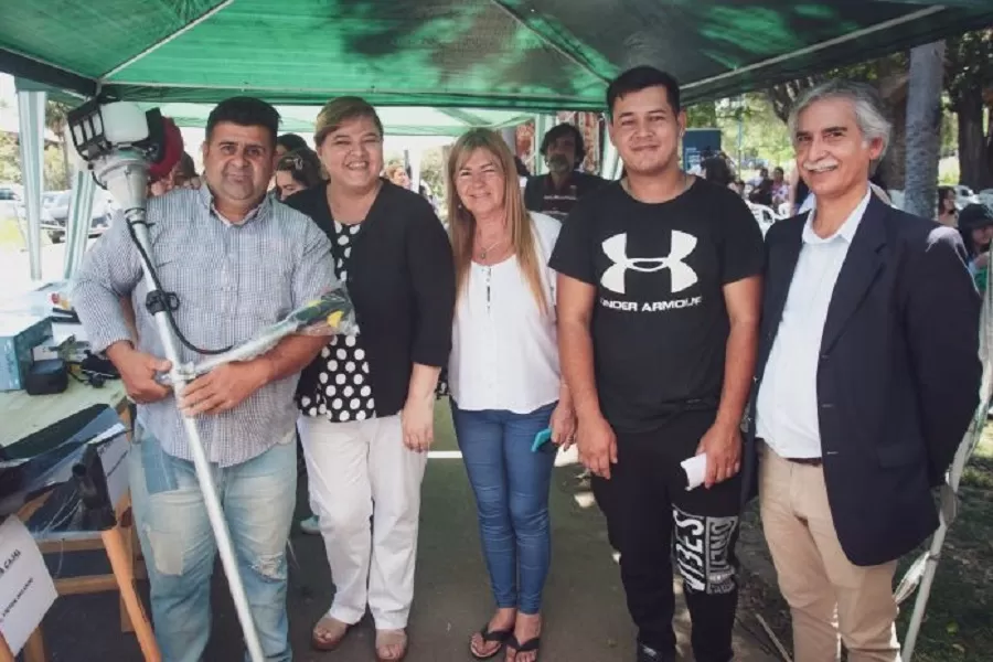 Acto de entrega de microcréditos y herramientas. 