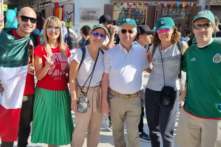 UNA MAREA. Los hinchas mexicanos se destacan por el color verde en las calles de Doha.