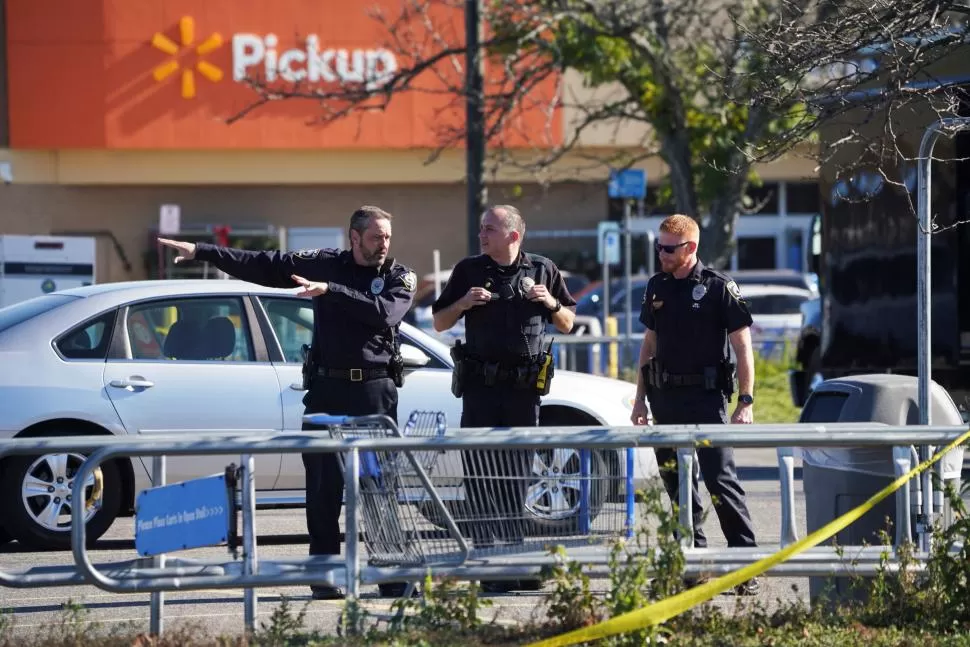 EN EL LUGAR DE LA BALACERA. Oficiales de policía en el estacionamiento después de un tiroteo masivo en un Walmart en Chesapeake. reuters