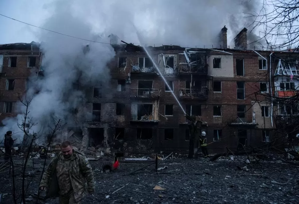 BOMBARDEO. Rescatistas trabajan en el sitio de un edificio destruido por misiles rusos, cerca de Kiev. 