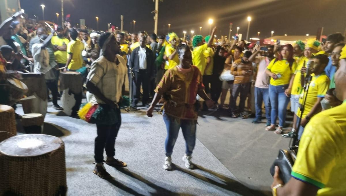 A TODO RITMO. Los fanáticos brasileños desplegaron su tradicional fiesta en las afueras del estadio.