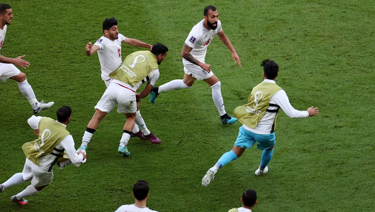 LOCURA. Los jugadores de Irán celebran el primer gol ante Gales. 
