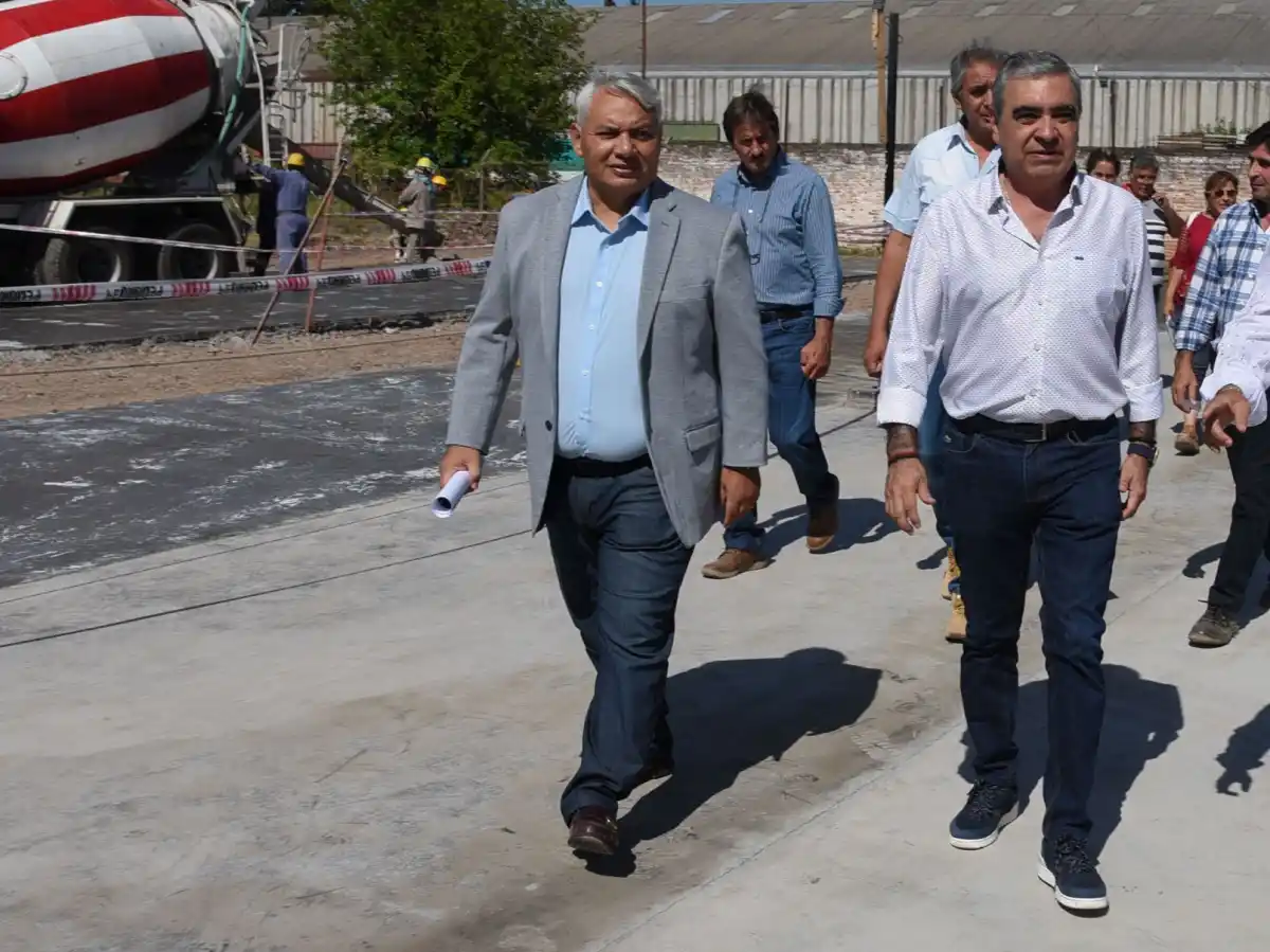 EN RECORRIDO. El secretario de Obras Públicas, Alfredo Toscano, junto al intendente Germán Alfaro. 