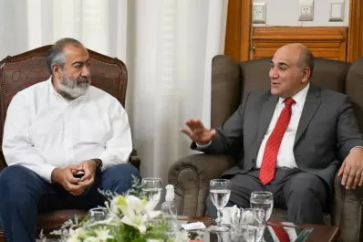 Dos papas, un reencuentro y la aparición de un árbitro por derecha