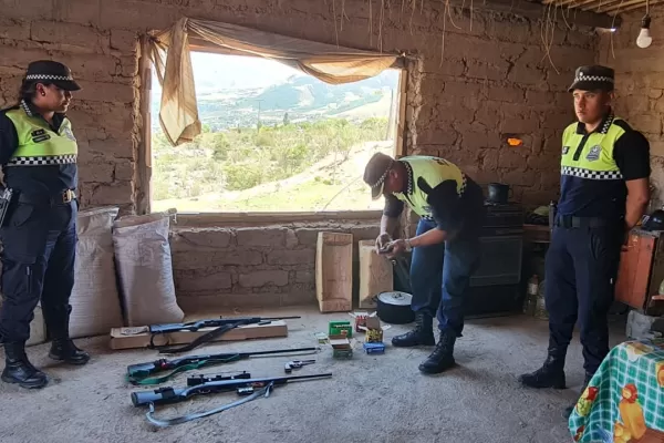 El Mollar: secuestraron armas y municiones tras una denuncia por la matanza de perros